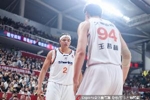 记者：王哲林腰部不适 李弘权发烧 洛夫顿和怀特塞德全部因伤休战