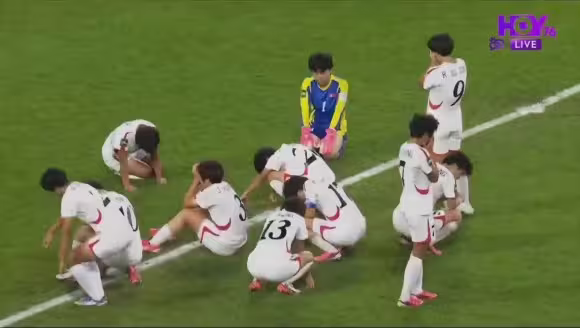 U20女足世界杯决赛朝鲜点球惜败西班牙,球员集体坐地痛哭😭